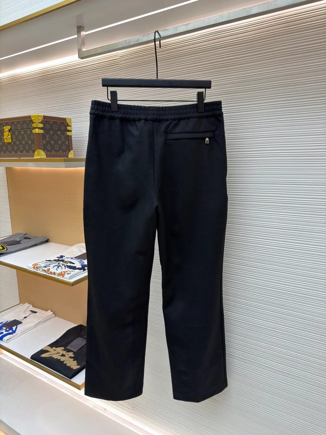 LOUISVUITTON iron label wool trousers ●Original version: purchased and developed for 11000 ●Item number: 1681828-A90 ●Fabric: wool blended fabric ●Technology: Made on positioning cutting machine ●Color: black ●Version: fitted version ●Weight: about 760 grams ●Size: 48-50-52-54 ●Description: Customized 80% wool, 14% spandex, 6% blended sheep wool fabric, full of texture and refined tailoring to reinterpret the dynamic silhouette. The elastic waist upgrades the drape texture, the side pockets are cleverly integrated into the stitching, and the facial pleats are infused with elegance. The left leg is decorated with the brand's metal logo to once again confirm the brand's identity. The overall wiring is straight and delicate, the fabric is comfortable and soft, and the color is consistent without color difference. It can be matched with the same style to create a fashionable look and control various occasions. Customized accessories, complete with three standards, same style for men and women!
